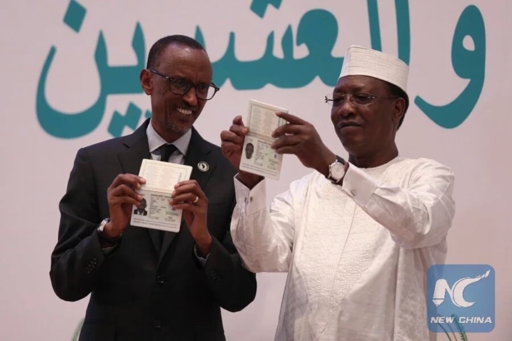 Perezida Kagame na Idriss Déby Itno uyoboye AU, ni bo ba mbere bahawe Pasiporo Nyafurika.