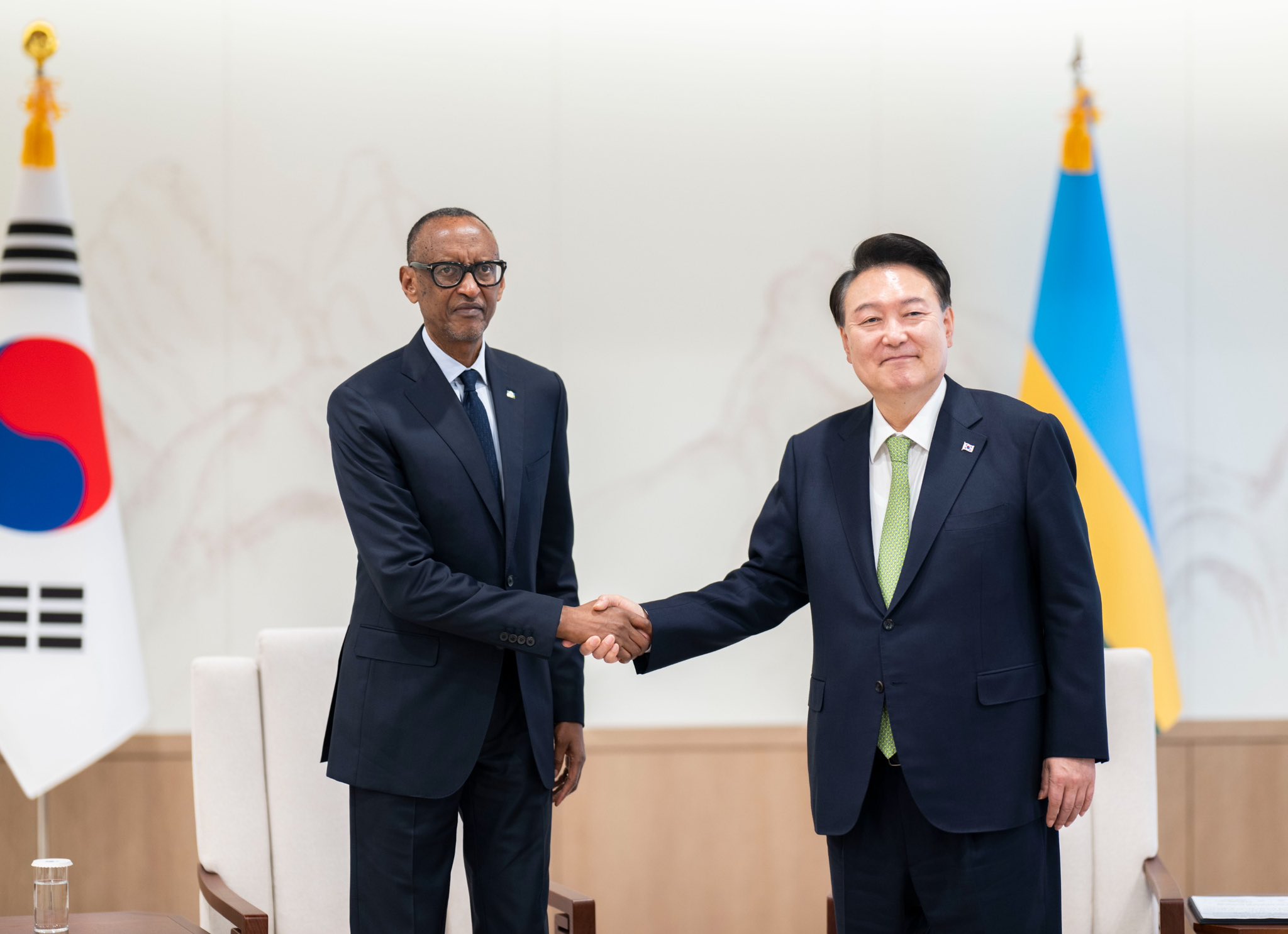 Perezida Kagame yakiriwe na mugenzi we Yoon Suk Yeol wa Koreya y