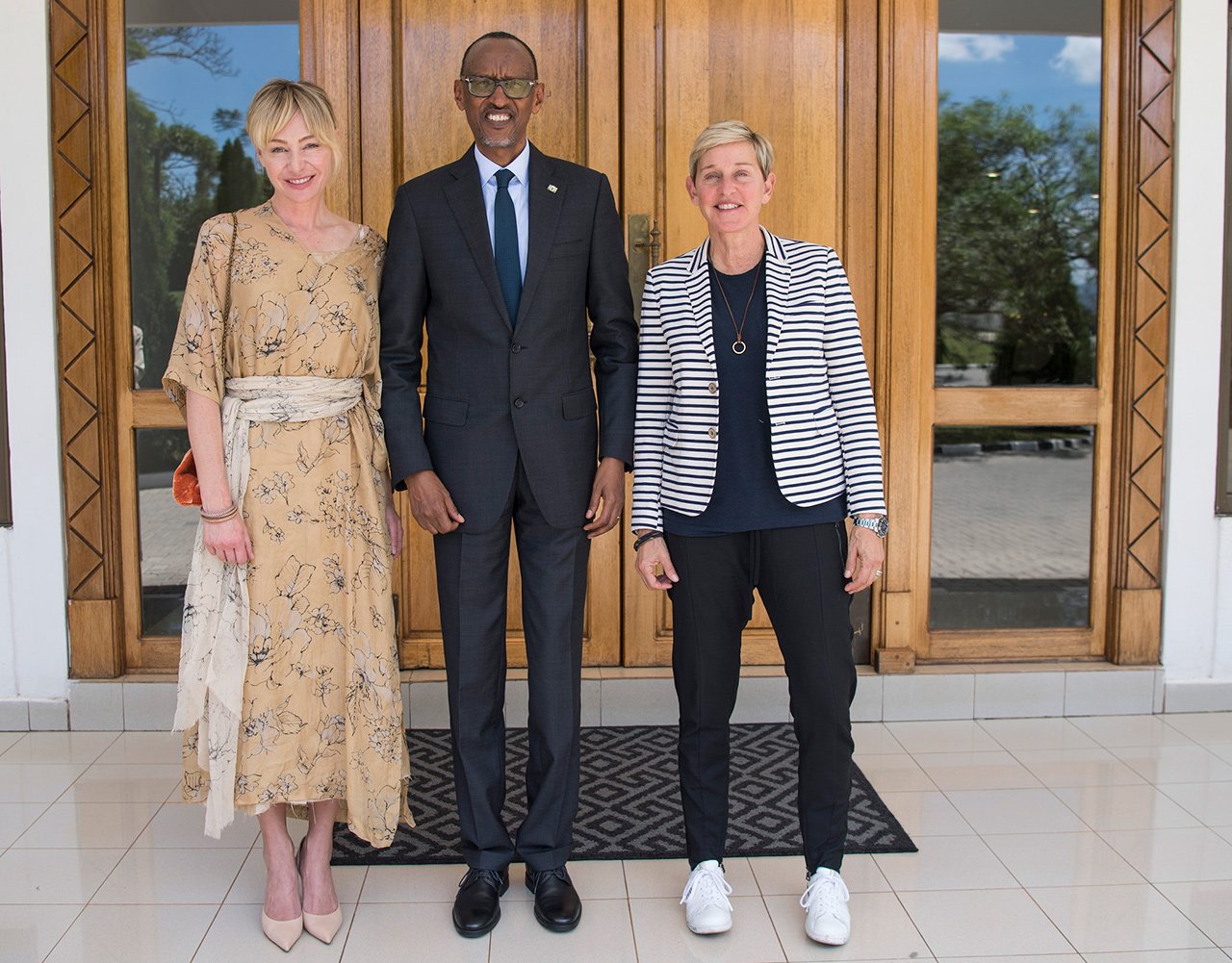 Perezida Kagame yakiriye Ellen Degeneres (wambaye ipantalo) na De Rossi (wambaye ikanzu)