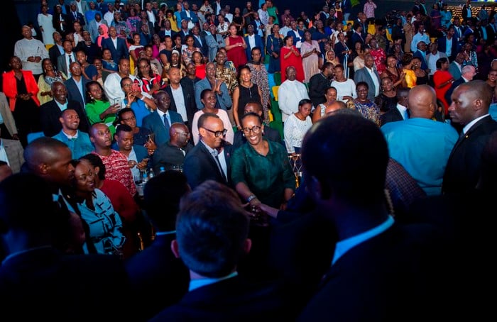 Perezida Kagame na Madame Jeannette Kagame bagendaga bifuriza abantu umwaka mushya wa 2020