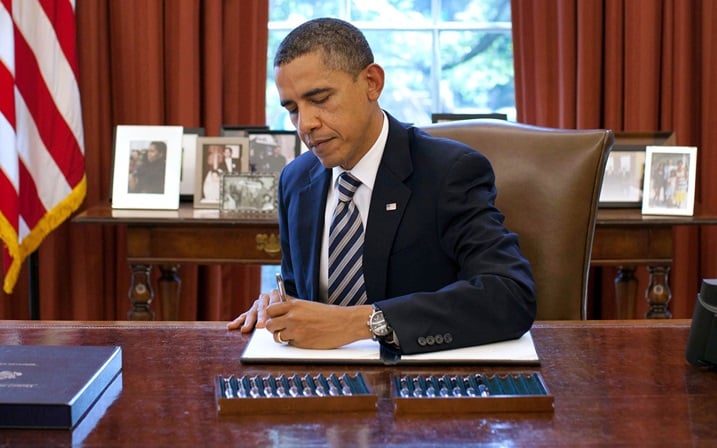 Perezida Obama yandikisha ukuboko kw