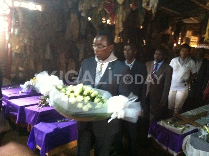 Perezida w'inteko ishinga amategeko Bernard Makuza ashyira indabo kubashyinguye mu rwibutso rwa Ntarama.