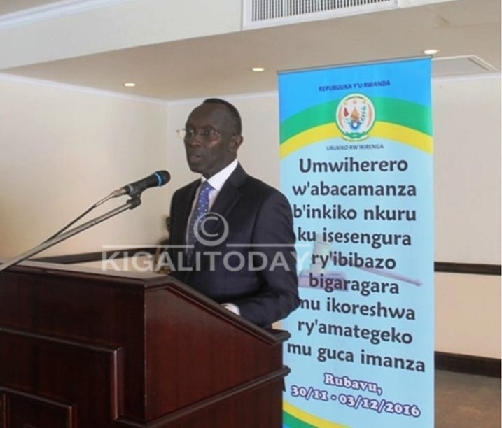 Perezida w'urukiko rw'ikirenga Prof Sam Rugege atangiza umwiherero.