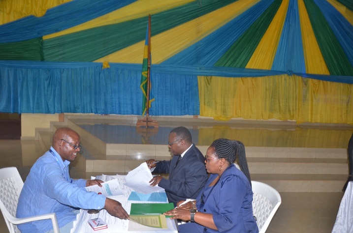 Perezida wa Njyanama yashyize umukono ku nyandiko yemeza ingengo y'imari y'akarere ivuguruye imbere y'umunyamategeko w'akarere