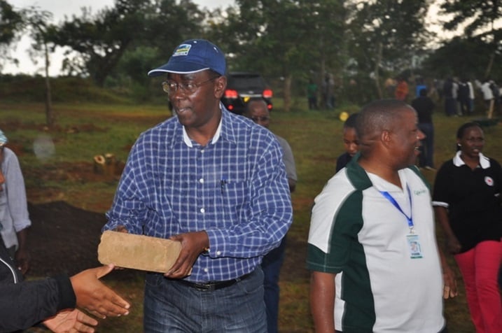 Perezida wa Sena n'abandi bayobozi mu gikorwa cy'umuganda.