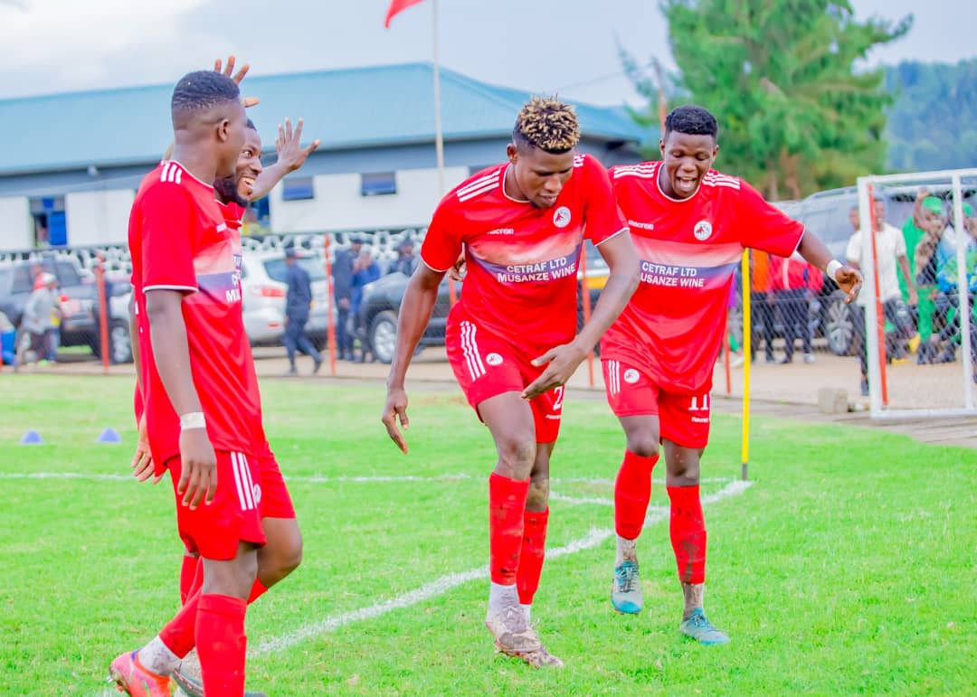 Peter Agblevor afashwa na Tuyisenge Pacifique (11) kwishimira igitego cyabahesheje amanota atatu