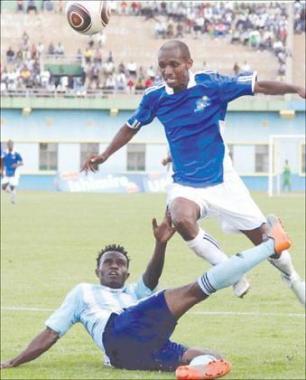 Peter Kagabo wa Police FC (uryamye hasi).