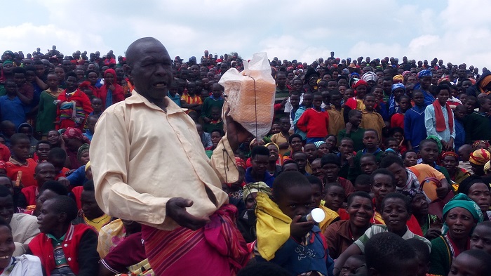 Peti Maya yaje kwizihiza umunsi wo kwibohora yitwaje n'akuma kamuha amashanyarazi y'imirasire kugira ngo yongere abirate