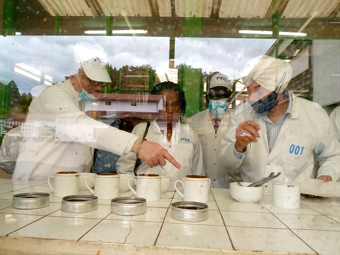 Minisitiri Rwanyindo yasuye ibikorwa byo gukora icyayi mu ruganda rwa Pfunda