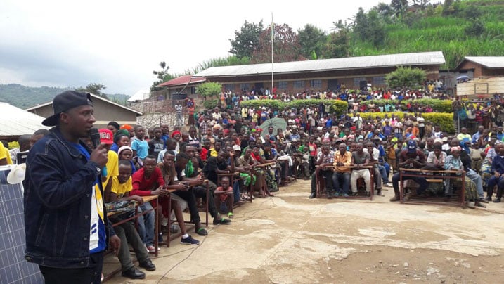 Platini wo mu itsinda rya Dream Boys aganira n'abaturage ba Rubavu. Abaturage bari benshi bitabiriye umuganda baje no kureba abaririmbyi bakunda 