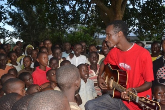 Emmy mu bikorwa byo gusura abana