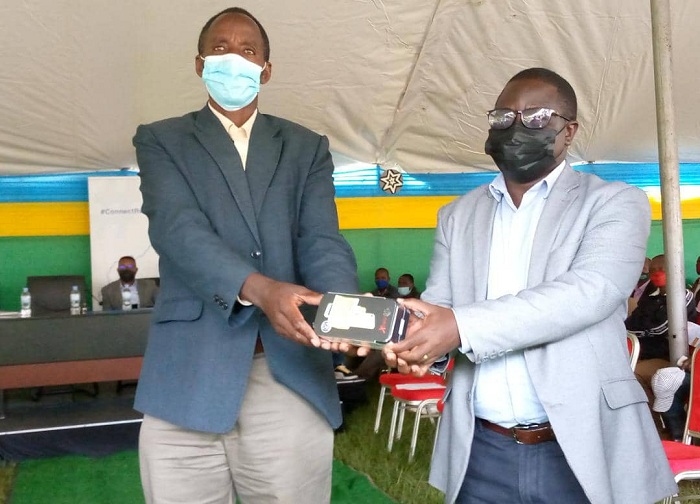 Guverineri Habitegeko François ashyikiriza umuturage smartphone