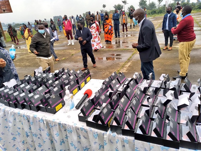 Abayobozi b'imidugudu bose bagenewe telefone