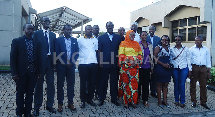 Bamwe mu baturage bazanye amabaruwa hamwe n'abayobozi ba Sena y'u Rwanda. 