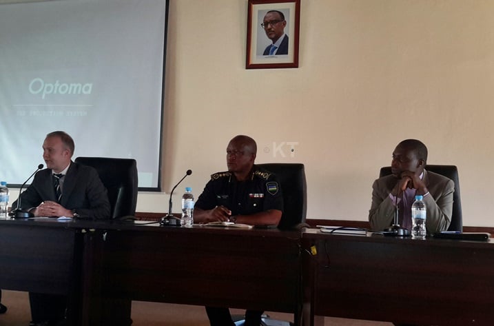 Peter Wald wa UNESCO (guhera ibumoso), DIGP Marizamunda wo muri Polisi y'Igihugu n'Umuyobozi wa RMC, Cleophas Barore.