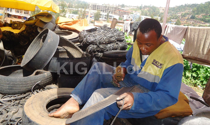 Ibiziriko bikenerwa n'abacuruzi batwara imizigo iremereye, biva mu mapine y'imodoka ashaje.