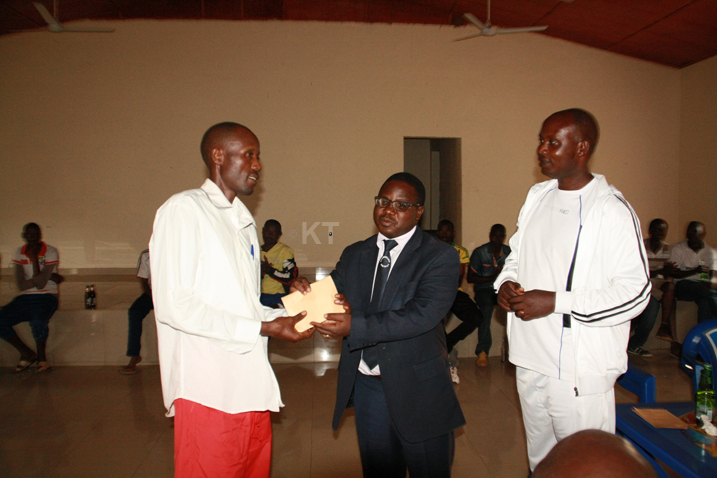 Ntivuguruzwa severin(iburyo) Meya wa Nyaruguru (hagati) n