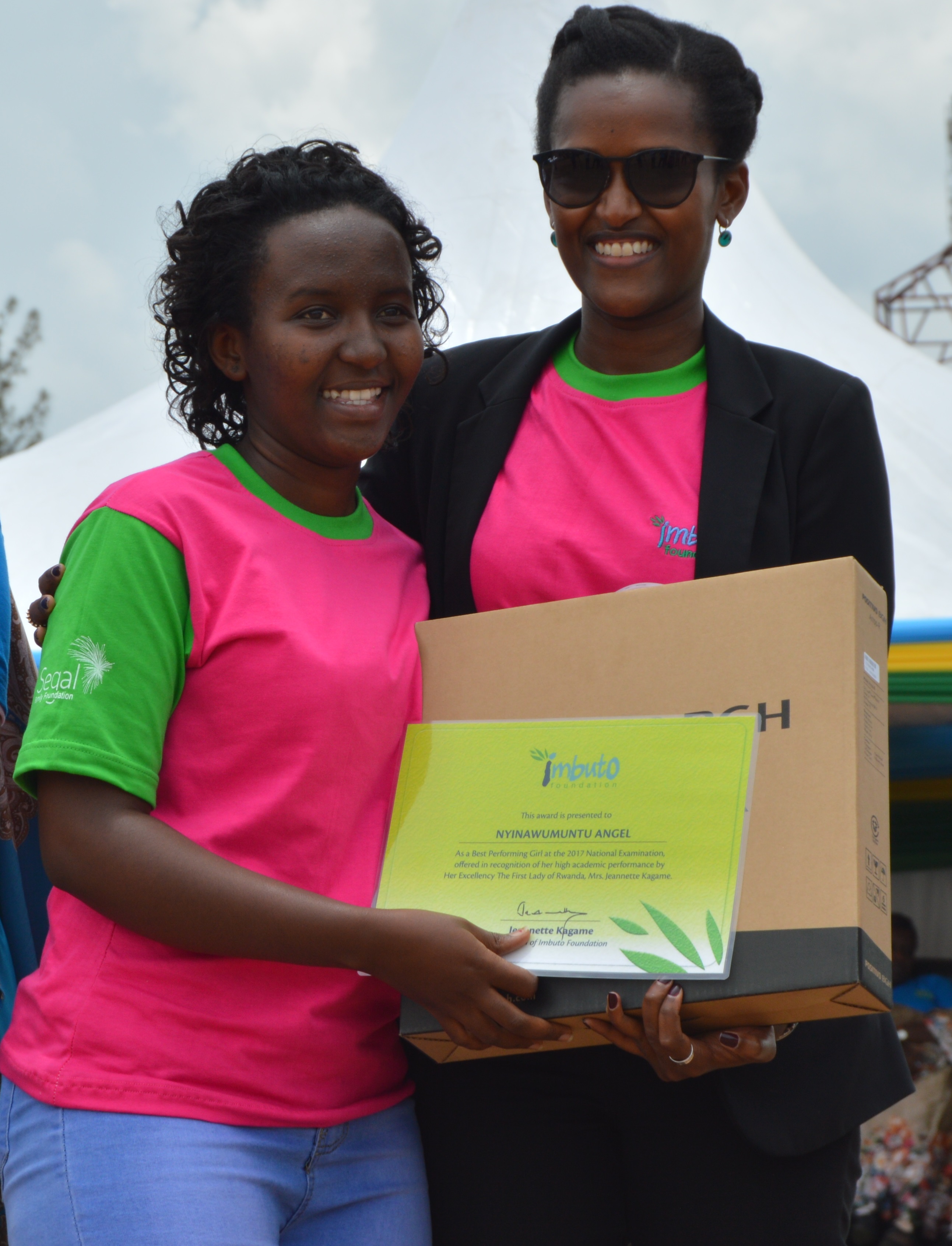 Umuyobozi wa Imbuto Foundation, Sandrine Umutoni, ashyikiriza ibihembo umwe mu bakobwa batsinze