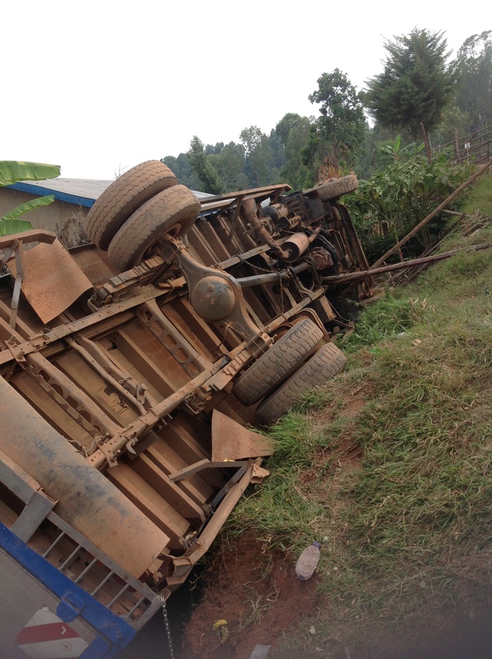 Umushoferi wari utwaye iyi kamyo yahise aburirwa irengero nyuma yo kugonga abantu bane hagapfamo umwe.