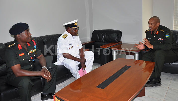 Abahagarariye Abiga mu Ishuri rikuru rya gisirikare ryo muri Ghana bagiranye ibiganiro n'Umugaba mukuru w'ingabo z'u Rwanda. 