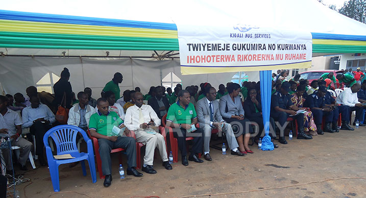 Minisitiri Gasinzigwa, Komiseri muri Polisi y'igihugu, Emmanuel Butera n'Umuyobozi wa KBS basaba abagenzi kudahohotera ab'igitsina gore.