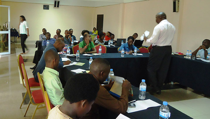 Umukozi wa RRA ahugura abanyamakuru ku bijyanye n