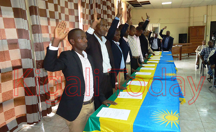 Abahesha b'inkiko batari ab'umwuga hamwe na ba Noteri barahiriye imbere ya Ministiri Busingye.