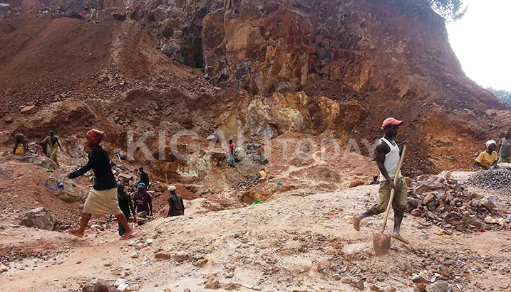 Abakozi ba Stone service mu kazi ko kumenagura amabuye avamo graviye yo kubakisha.
