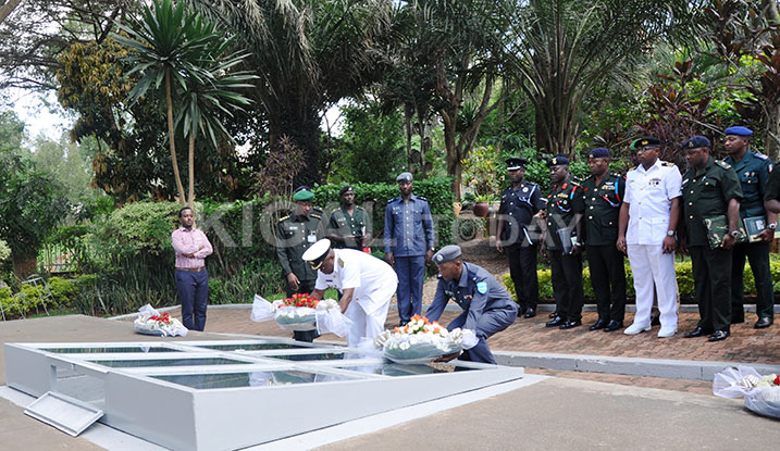 Abiga mu Ishuri rikuru rya gisirikare ryo muri Ghana, basuye urwibutso rwa Jenoside ruri ku Gisozi mu Mujyi wa Kigali.