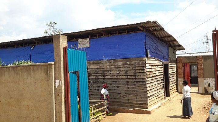  Insengero nyinshi mu mudugudu wa Dusenyi, ku buryo hari n'iziri mu ngo z'abantu.