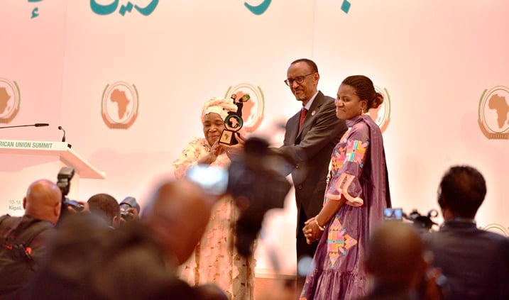 Perezida Kagame yakiriye igihembo kubera guteza imbere abagore (Photo: Muzogeye P)