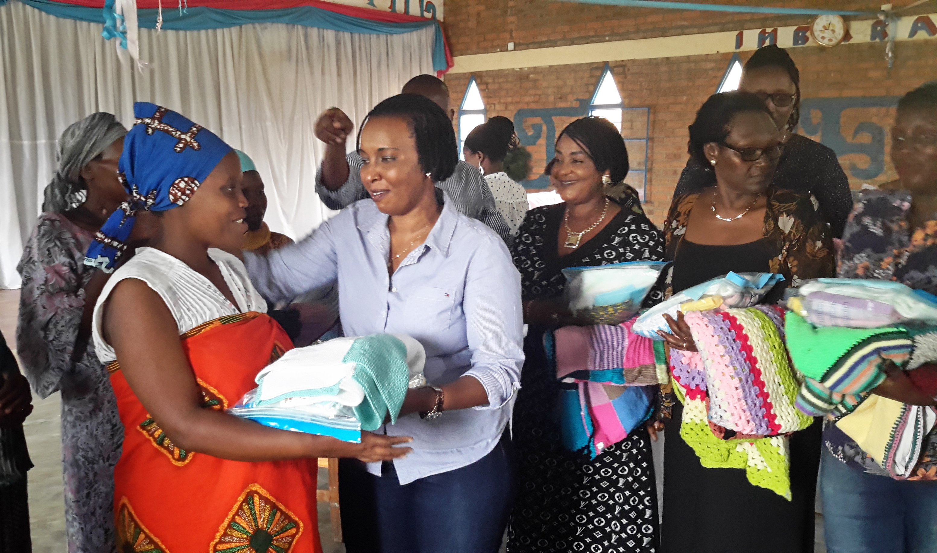 Abanyarwandakazi batuye mu Bwongereza bafashishije bagenzi babo batwite ibikenewe kugira ngo byabyare neza