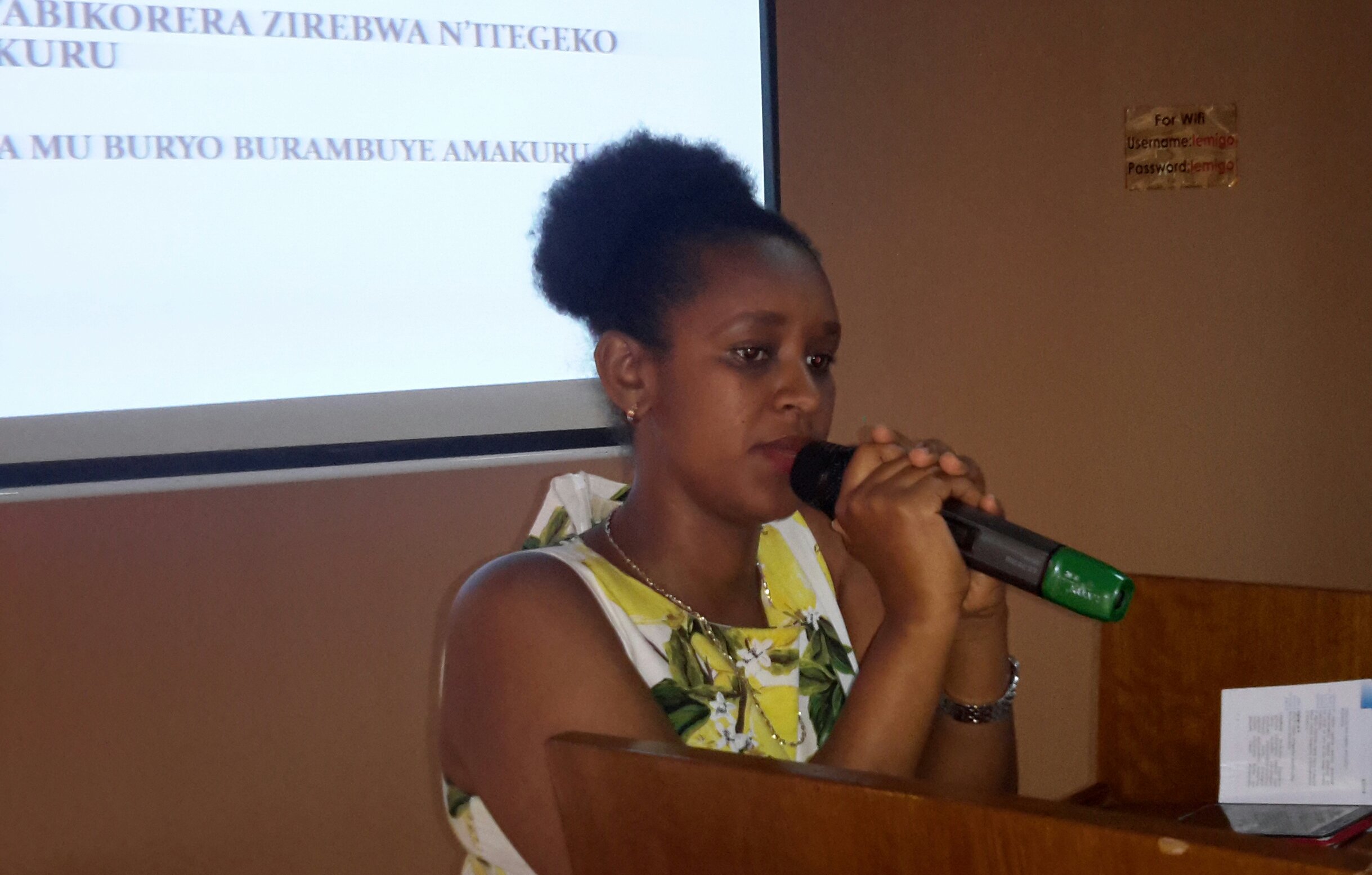 Mugeni Cecile avuga ko abanga gutanga amakuru nibatabikora inzego bayobora zizahasebera, kuko zizavugwaho amakuri atari yo