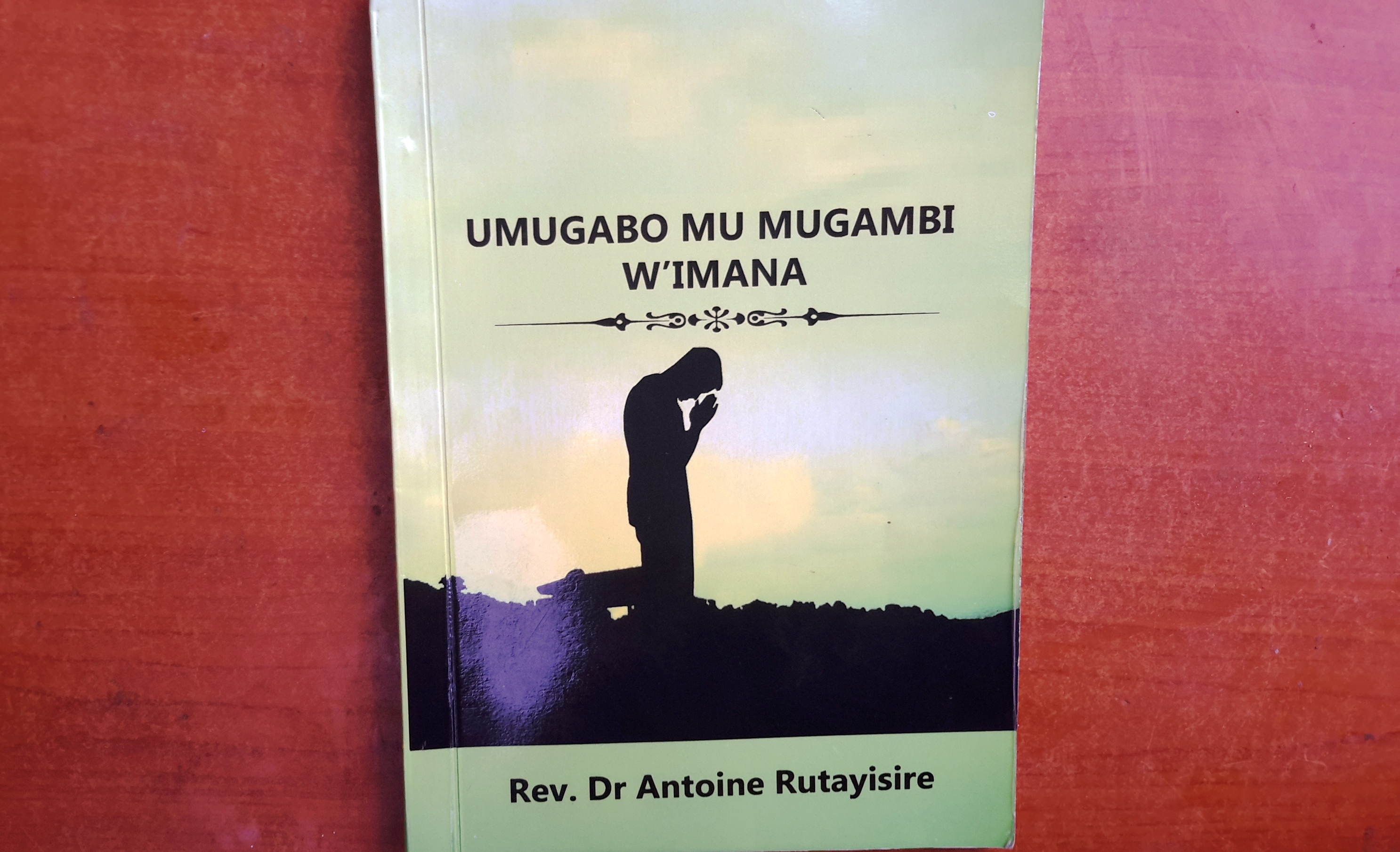 Igifubiko cy'igitabo Rev. Rutayisire yashyize ahagaragara