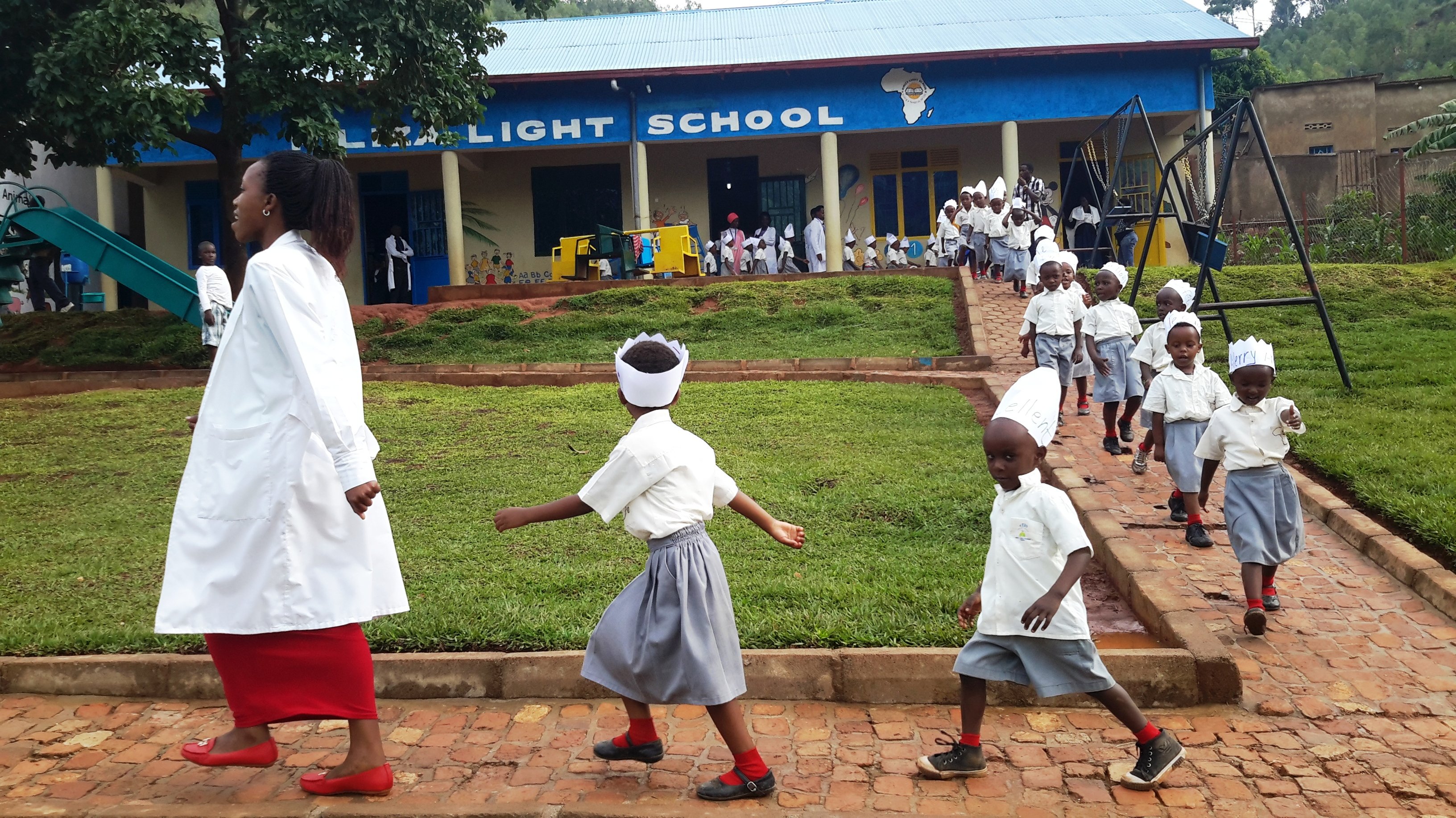 Amafaranga Mutiganda ahembwa avuga ko azayafashisha Leta kugabanya ubucucike mu mashuri 