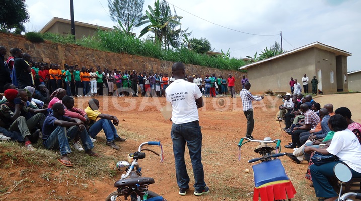 Abamugariye ku rugamba rwo kubohora Igihugu batuye i Rugende basuwe na bamwe mu rubyiruko baje kubakorera isuku.