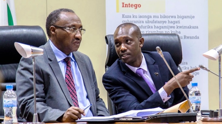 (Uhereye ibumoso), Protais Musoni watorewe kuba Perezida wa PAM Rwanda na Cyrus Munyaburanga Nkusi wabaye Umunyamabanga Mukuru (Photo TNT).
