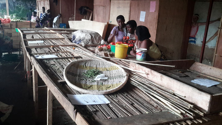 Mu isoko ry'imboga n'imbuto i Nyabugogo, ibitanda byinshi nta bantu babicururizaho.