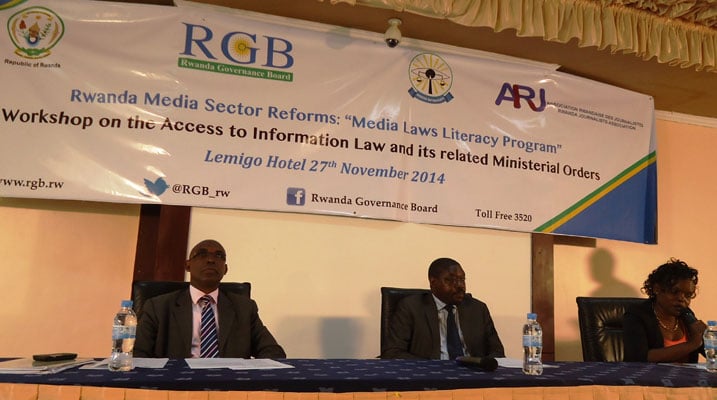 Gerald Mbanda/RGB, Xavier Mbarubukeye/PS-Umuvunyi na Marie Louise Uwizeye, V/P ARJ mu kiganiro ku burenganzira ku kubona amakuru.