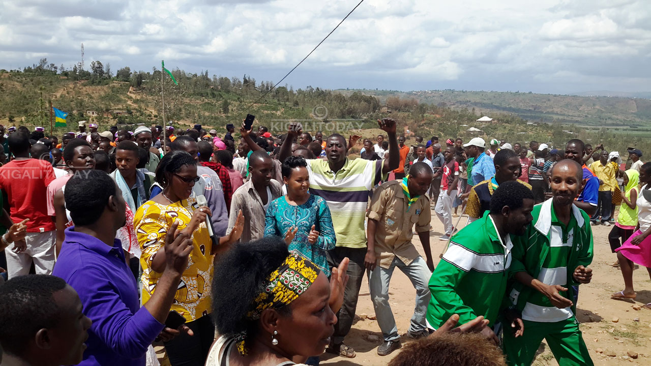 Ministiri Rose Mary Mbabazi hamwe n'urubyiruko rw'akarere ka Nyarugenge, bagiye gukorera umuganda mu mudugudu wa Rugendabari banasusurutsa abahatuye