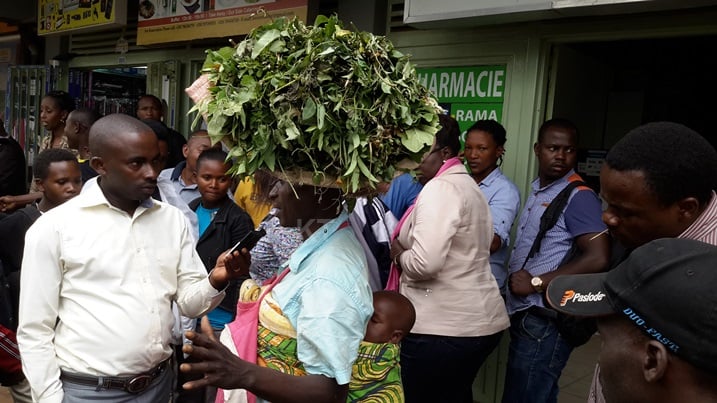 Atangariza akababaro ke itangazamuru mu mujyi wa Kigaki rwagati aho akorera.