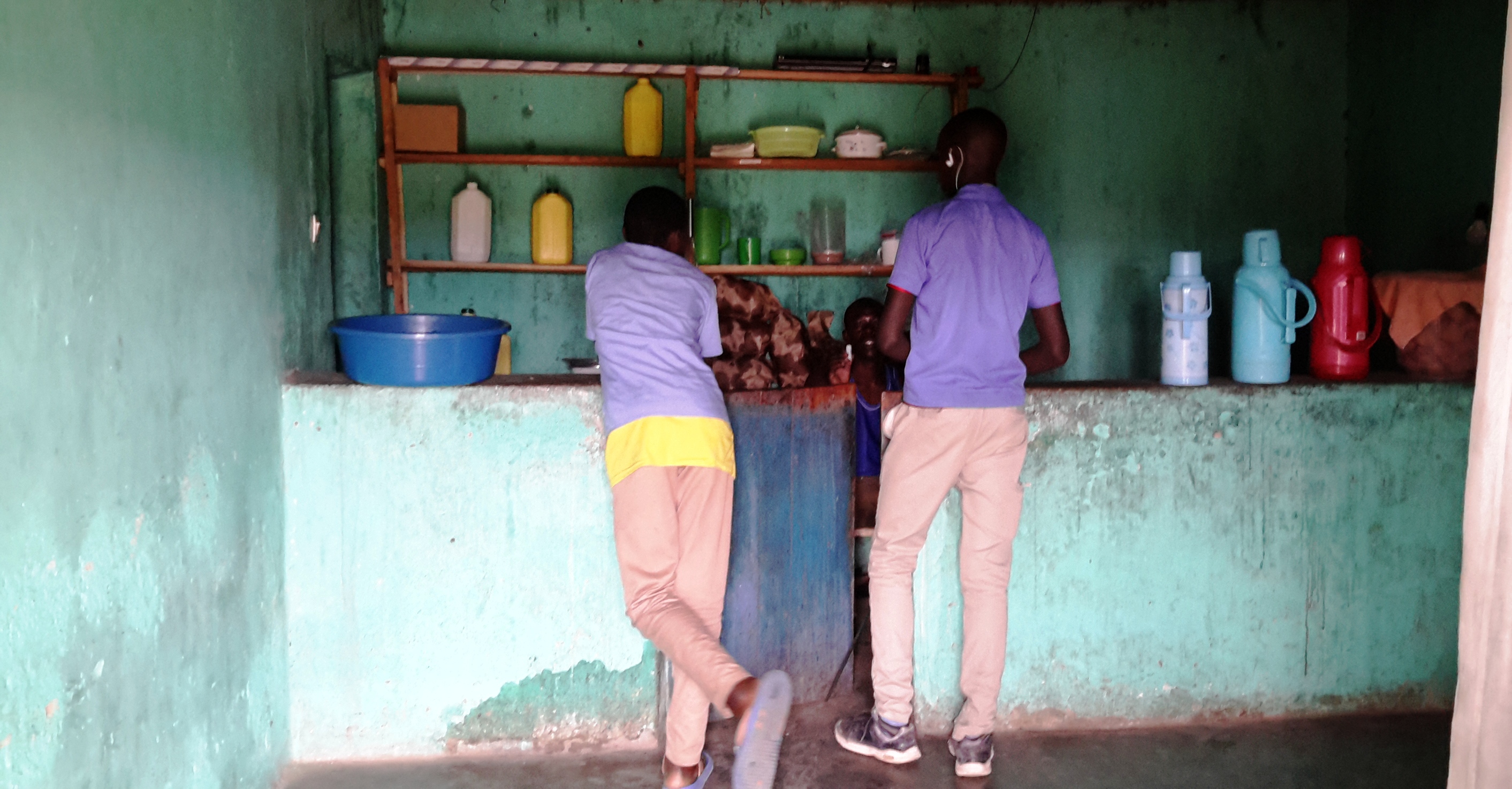 Kamonyi, mu gihe cy'igaburo rya saa sita ku ishuri, bamwe mu bana batishyuriwe n'ababyeyi bahinduka inzererezi hanze bashaka uwabaha ibyo kurya