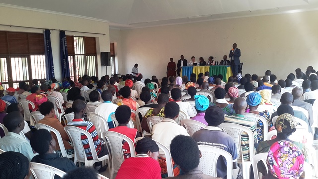 Abaturage bahagarariye imiryango 300 muri Rutunga na Jabana bamenyeshejwe ko bagiye guhabwa ubufasha mu mibereho yabo