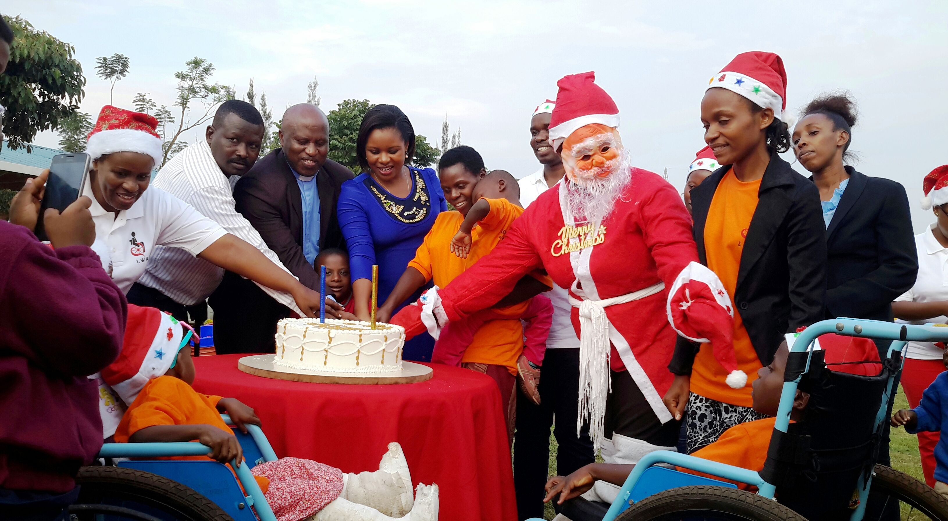Abana bafite ubumuga bafashwa na Kubwimana bizihirijwe umunsi wa Noheli