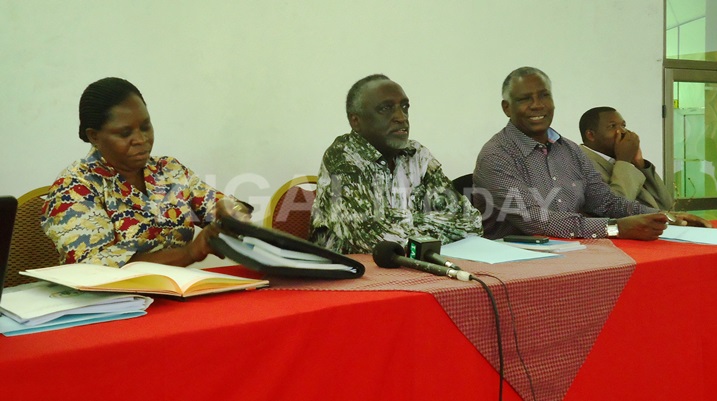 Abasenateri barimo Tito Rutaremara wari uri mu bakoze umushinga w'Itegeko nshinga ryo muri 2003, yari kumwe n'abaturage ba Kimironko ku ihindurwa ryaryo.