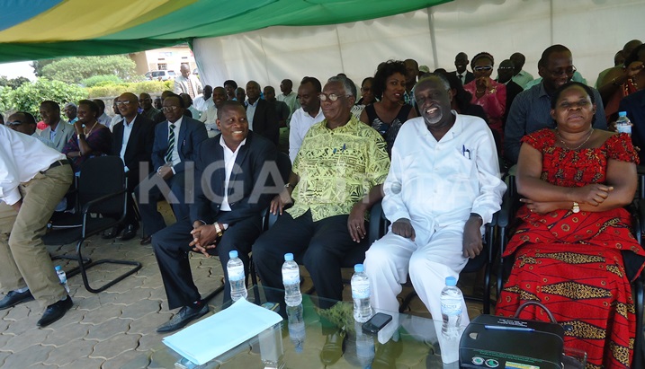 Abasenateri barimo Tito Rutaremara(wambaye imyeru), baje kumva ibisubizo by'abaturage ku kijyanye n'ihindurwa ry'ingingo ya 101 y'Itegeko nshinga.
