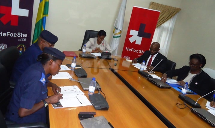 Ministiri w'uburinganire n'iterambere ry'umuryango, Oda Gasinzigwa hamwe n'abahagarariye izindi nzego, ubwo bari bamaze gutangarizwa ko Perezida kagame yatowe muri kampanyi ya HeforShe mu kwezi kwa Kamena k'uyu mwaka.