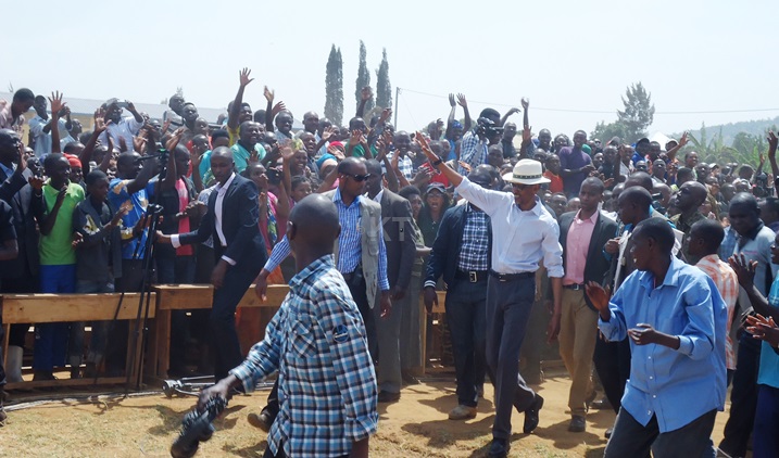 Nyuma yo gukora umuganda, Perezida Kagame yaganirije abaturage b'i Kigali.