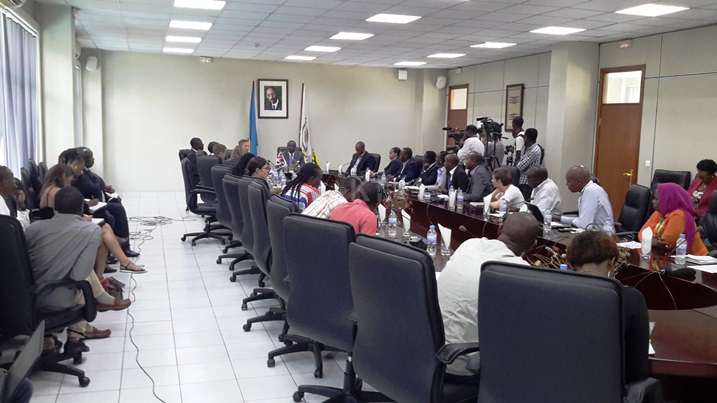 Ba Ministiri bombi bashubije ibibazo by'abanyamakuru bitabiriye isinywa ry'amasezerano.