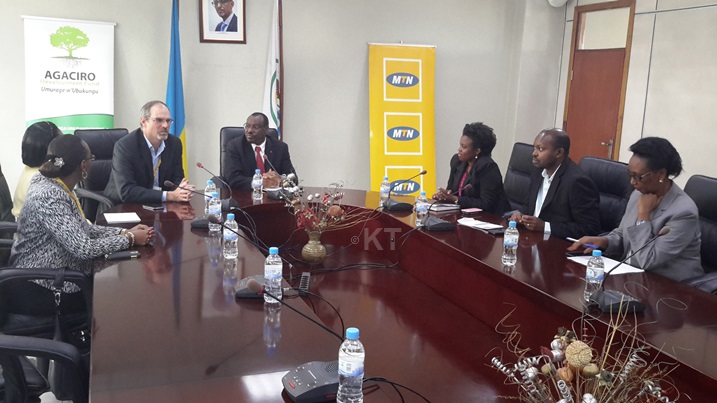 Abakozi muri MINECOFIN n'abo muri MTN bitabiriye gutanga umusanzu mu kigega Agaciro.